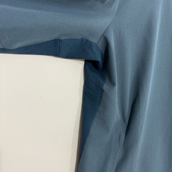 Lululemon Warp Lite Long Sleeve Shirt Mens L Blue Crewneck Waterproof Jacket EUC - Picture 5 of 13